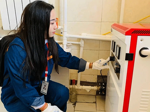 工作人員幫助村民調整電鍋爐運行 工作人員幫助村民調整電鍋爐運行